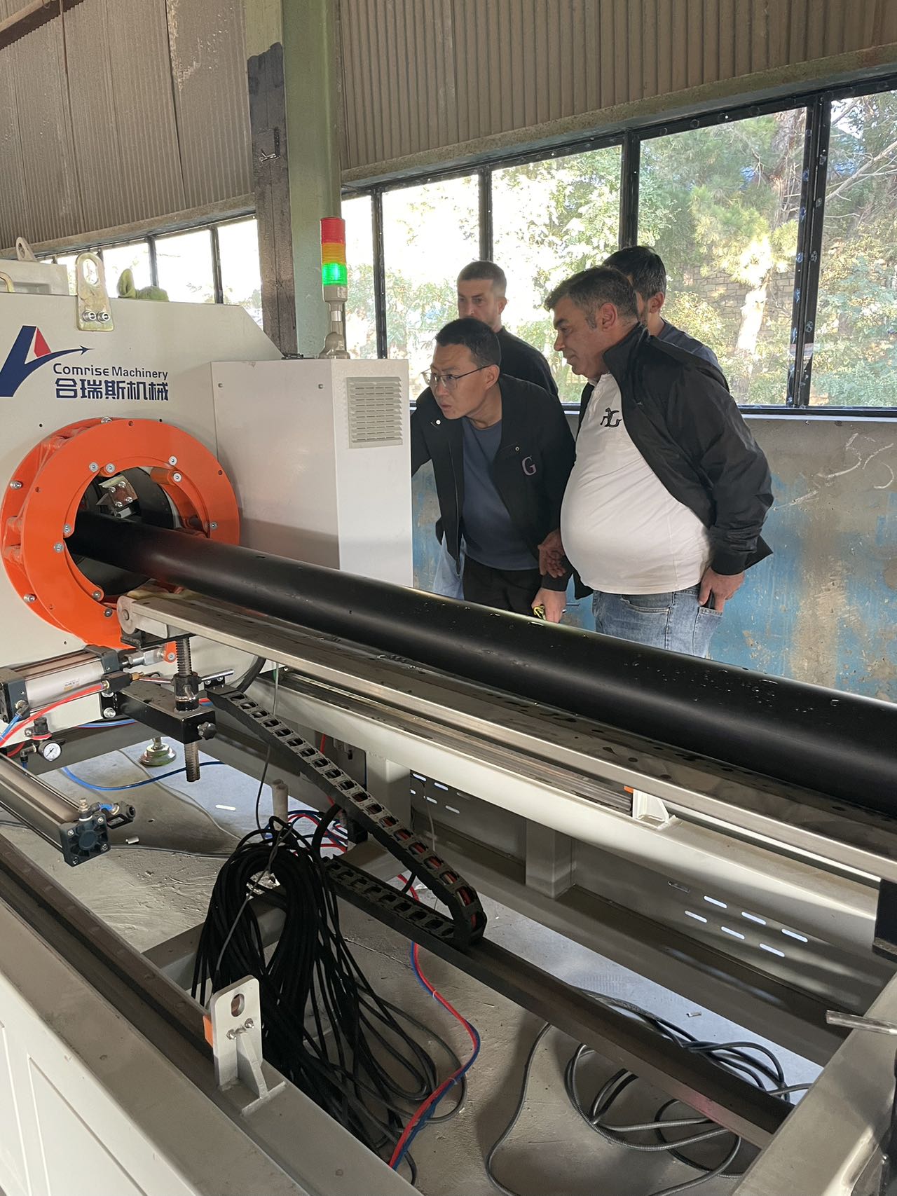 Essai réussi d'une machine à tuyaux en PEHD par Qingdao Comrise Machinery Co., Ltd. en Azerbaïdjan