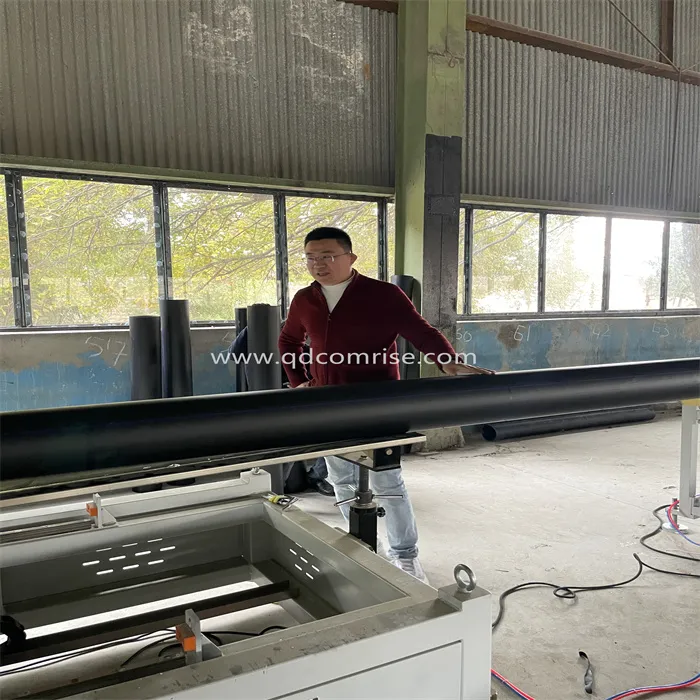 Machine d'extrusion de tuyaux